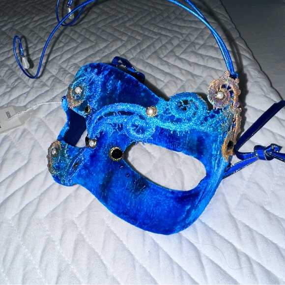 Cirque Du Soleil Mask by Judith Rauchfuss - Picture 7 of 14